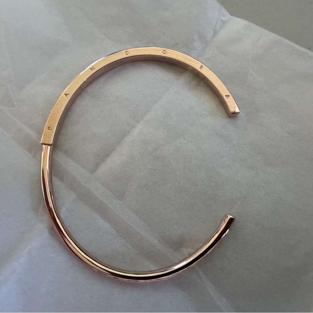 NEW Pandora Signature I-D Open Bangle - 14k rose gold plating
Item # 589493C00-2